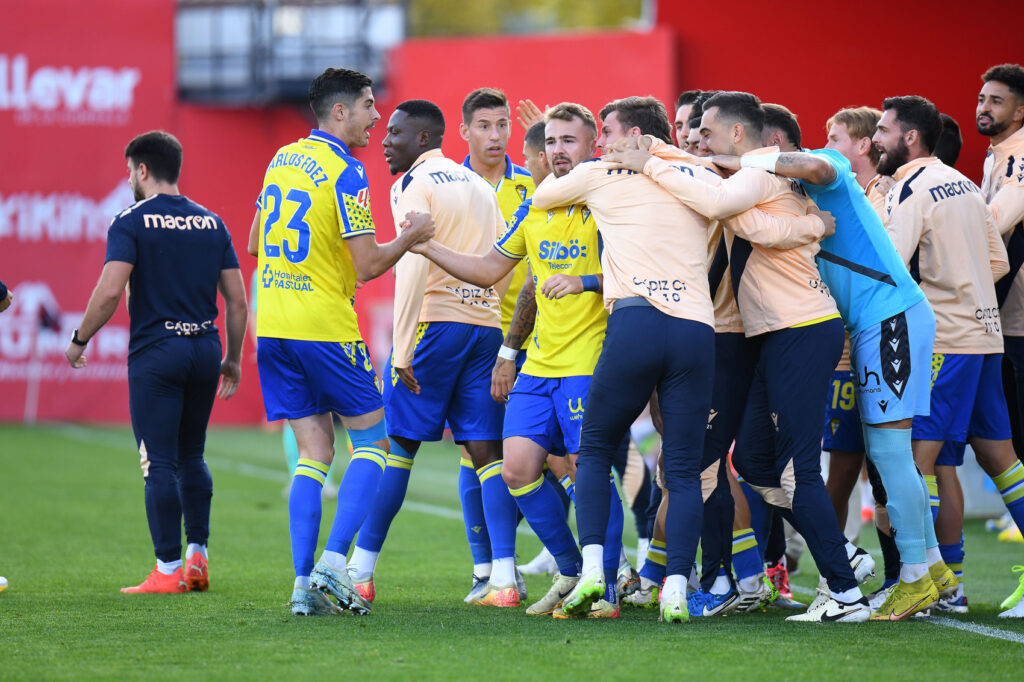 jugadores-del-cádiz-celebrando-el-gol-de-Ontiveros