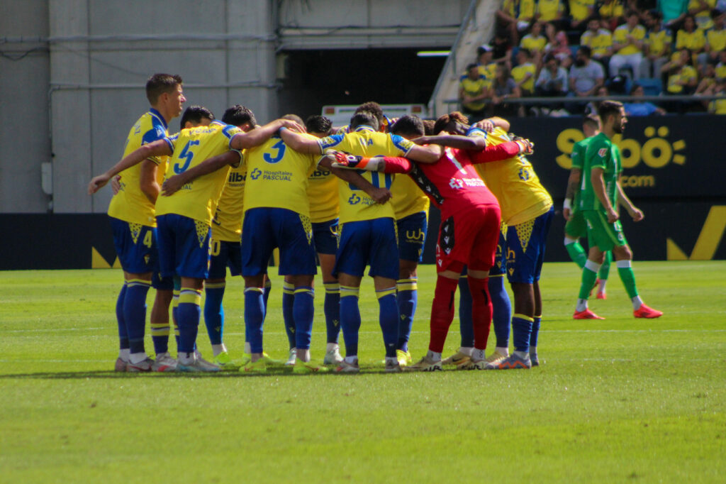 jugadores-cádiz-haciendo-una-piña