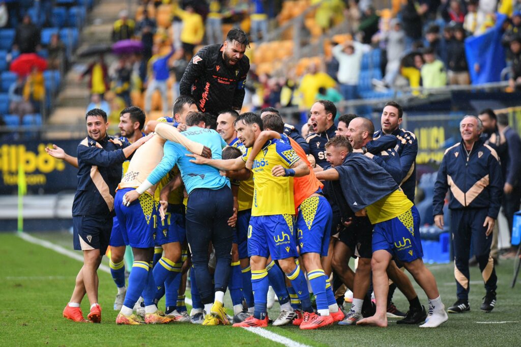 jugadores-cádiz-cf-celebrando-un-gol