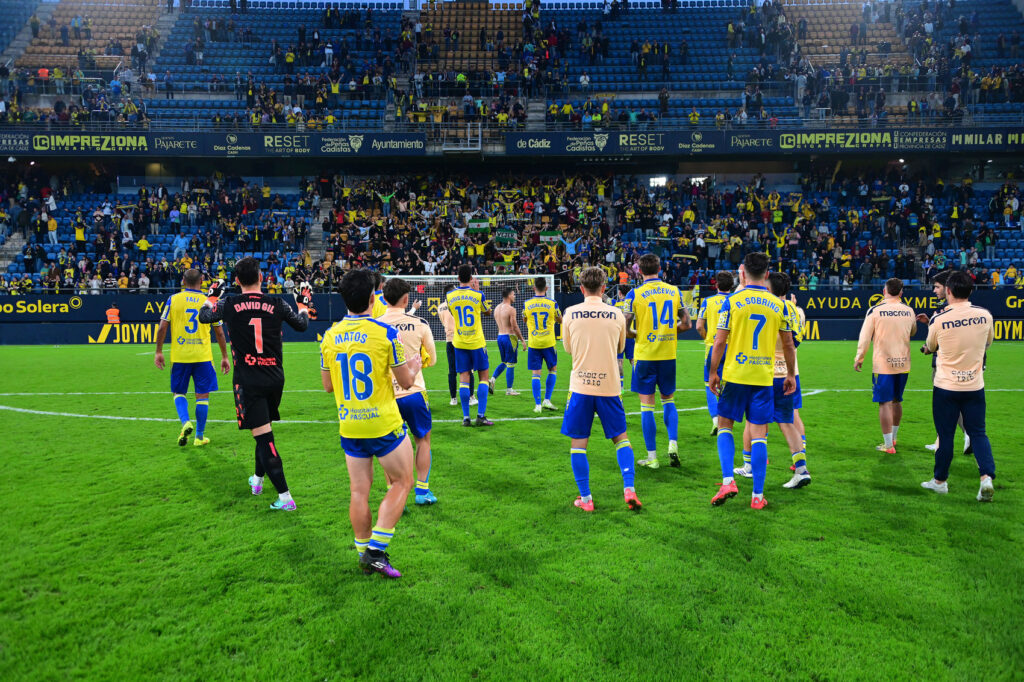 jugadores-cádiz-cf-celebrando-la-victoria