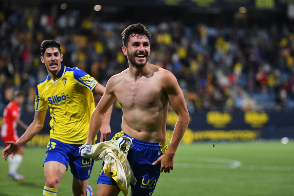 El fútbol sonríe al Cádiz para remontar al Almería (2-1)